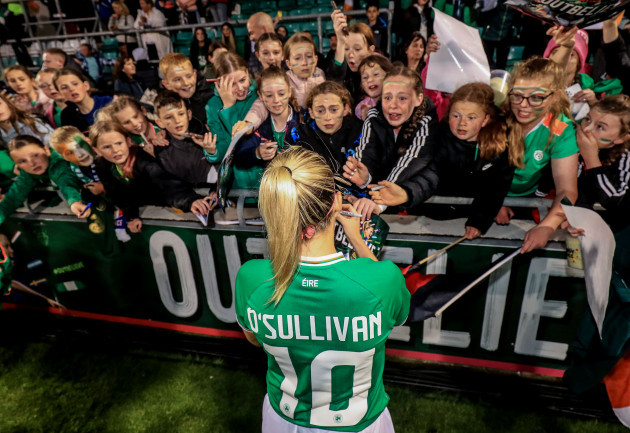 denise-osullivan-signs-autographs-after-the-game