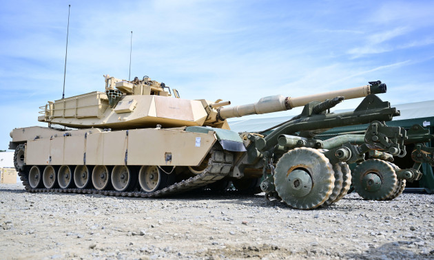 14-july-2023-bavaria-grafenwohr-a-u-s-army-m1a1-abrams-tank-photographed-with-mine-roller-mounted-as-they-will-be-delivered-to-ukraine-in-grafenwoehr-the-u-s-army-trains-members-of-the-ukrain