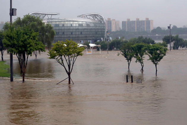 230714-seoul-july-14-2023-xinhua-this-photo-taken-on-july-14-2023-shows-the-flooded-banpo-hangang-park-in-seoul-south-korea-lasting-rainfall-hit-seoul-in-recent-days-newsis-via-xinhua