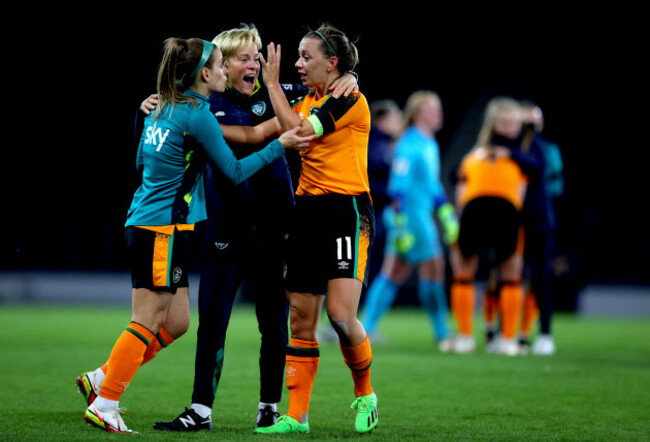 vera-pauw-celebrates-with-chloe-mustaki-and-katie-mccabe