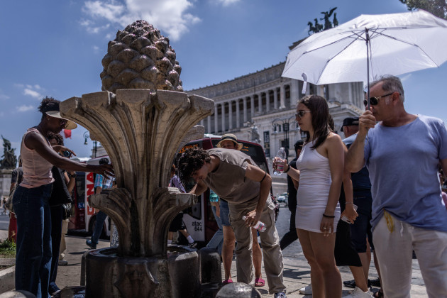 rome-italy-14th-july-2023-a-tourist-cools-his-head-at-a-public-fountain-in-piazza-venezia-southern-europe-faces-a-heatwave-bringing-potentially-record-breaking-temperatures-credit-oliver-weike