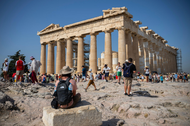 athen-greece-14th-july-2023-tourists-walk-around-the-acropolis-hill-during-their-visit-to-the-parthenon-temple-on-this-hot-day-the-ministry-of-culture-has-decided-to-close-the-archaeological-site
