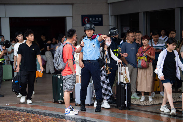 macao-china-17th-july-2023-a-police-officer-guides-tourists-as-typhoon-talim-approaches-in-macao-south-china-july-17-2023-chinas-macao-special-administrative-region-sar-declared-a-state-of