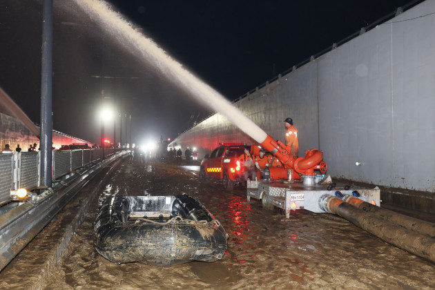 17th-july-2023-search-operation-in-flood-hit-underground-tunnel-rescue-workers-pump-water-out-of-a-flooded-underground-tunnel-in-the-town-of-osong-north-chungcheong-province-central-south-korea-o