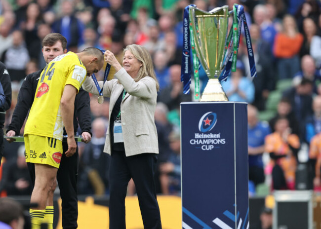 charlene-de-carvalho-heineken-presents-a-medal-to-dillyn-leyds