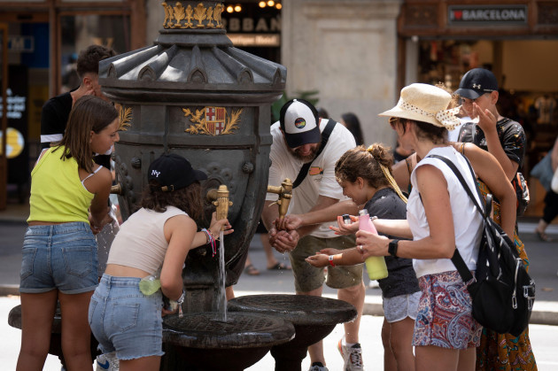 several-people-refresh-themselves-and-refill-their-water-bottles-at-the-canaletas-fountain-on-july-18-2023-in-barcelona-catalonia-spain-thirteen-communities-continue-today-on-alert-for-very-hig