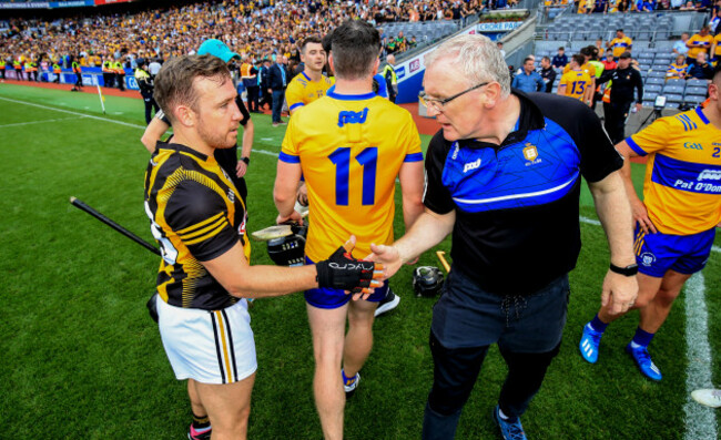 richie-hogan-and-brian-lohan-shake-hands-as-tony-kelly-walks-off