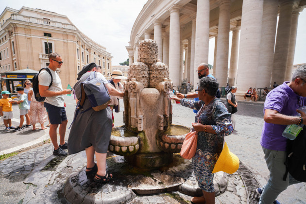 rome-italy-13-july-2023-people-take-refreshments-from-a-water-fountain-as-rome-experiences-high-temperatures-the-italian-health-ministry-has-issued-a-red-alert-heatwave-warning-for-eight-major-ci