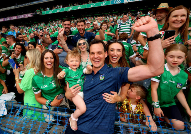 paul-kinnerk-celebrates-with-family