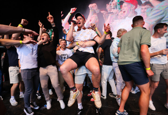 darragh-odonovan-leads-the-celebrations