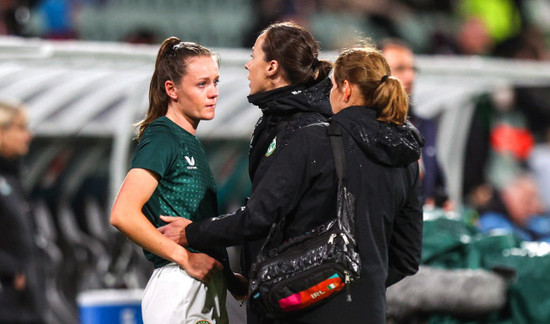 heather-payne-with-angela-kenneally-after-pulling-up-during-the-warm-up