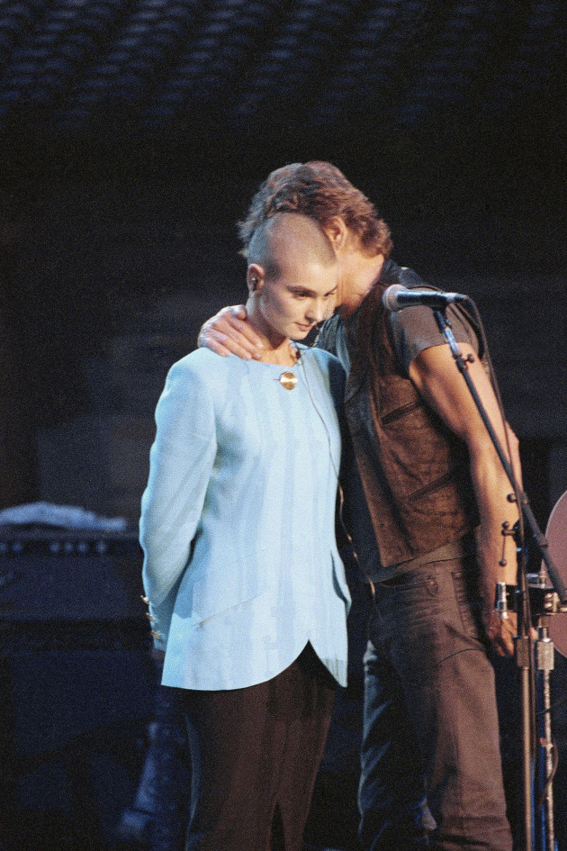 kris-kristofferson-comforts-sinead-oconnor-after-she-was-booed-off-stage-during-the-bob-dylan-anniversary-concert-at-new-york-madison-square-garden-oct-17-1992-the-performance-was-oconnors-firs