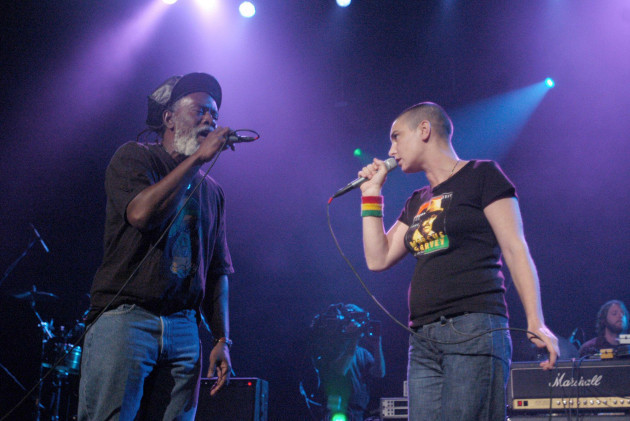 burning-spear-and-sinead-oconnor-perform-together-at-the-5th-annual-jammy-awards-in-new-york-on-tuesday-april-26-2005-the-jammys-celebrate-artists-overlooked-by-other-music-awards-especially-thos