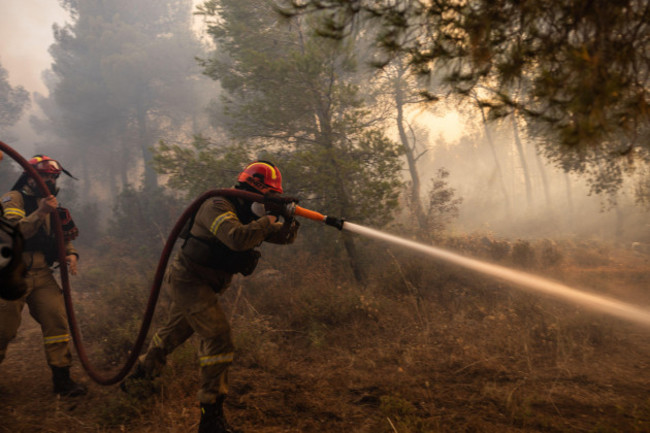 athens-greece-20th-july-2023-firefighters-battle-a-wildfire-in-agia-sotira-a-western-suburb-of-athens-greece-on-july-20-2023-for-the-fourth-consecutive-day-the-wildfires-continue-to-ravage-h