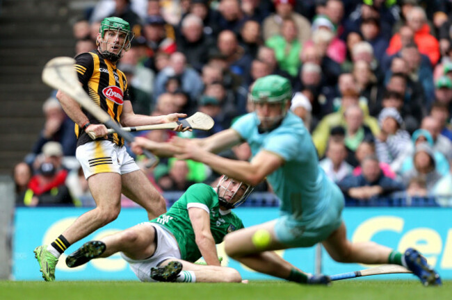 eoin-codys-shot-at-goal-goes-wide