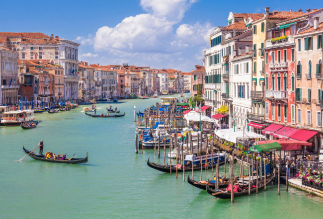 venice-italy-venice-gondolier-rowing-a-gondola-full-of-tourists-on-a-gondola-ride-on-the-grand-canal-venice-italy-eu-europe