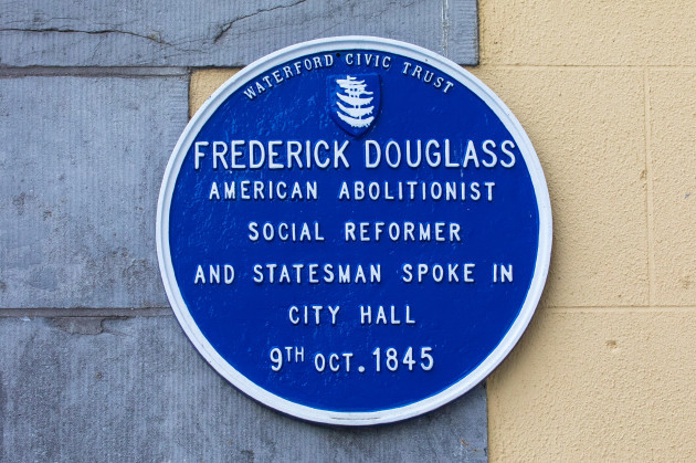 waterford-republic-of-ireland-august-14th-2018-a-blue-plaque-on-the-exterior-of-city-hall-in-the-city-of-waterford-marking-the-location-where-ame