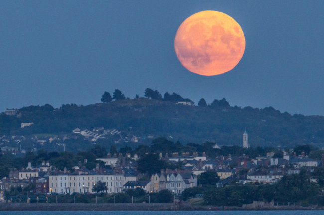 Full Moon rises in Dublin-1