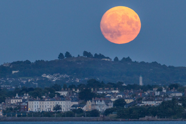 Full Moon rises in Dublin-1
