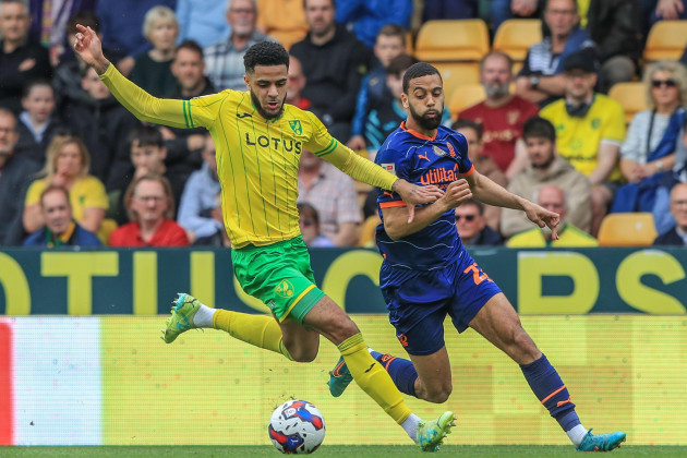 andrew-omobamidele-4-of-norwich-city-breaks-with-the-ball-followed-by-cj-hamilton-22-of-blackpool-during-the-sky-bet-championship-match-norwich-city-vs-blackpool-at-carrow-road-norwich-united-king