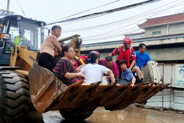 zhuozhou-china-03rd-aug-2023-baoding-china-august-3-2023-rescue-teams-evacuate-people-trapped-in-diao-town-zhuozhou-city-baoding-city-hebei-province-china-august-3-2023-under-the-infl