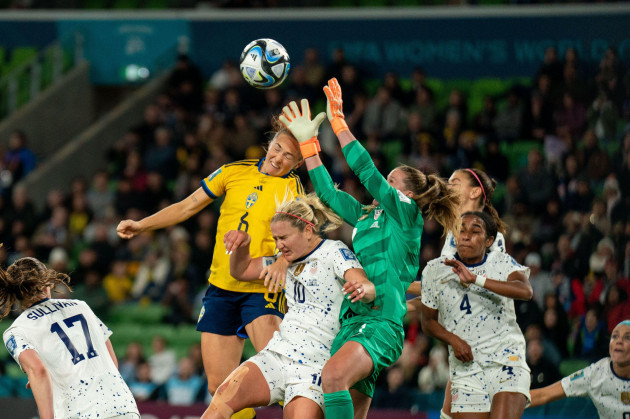 melbourne-aus-06th-aug-2023-august-6-2023-melbourne-aus-melbourne-australia-august-6th-2023-magdalena-eriksson-6-sweden-and-goalkeeper-alyssa-naeher-1-united-states-fight-for-an-aerial