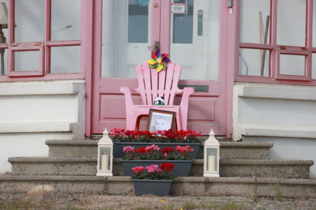 tributes-outside-the-former-home-of-sinead-oconnor-in-bray-co-wicklow-ahead-of-the-late-singers-funeral-today-picture-date-tuesday-august-8-2023