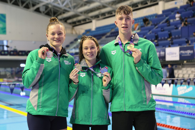 mona-mcsharry-ellen-walshe-and-daniel-wiffen-with-their-medals