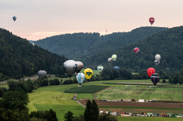 horb-am-neckar-germany-12th-aug-2023-participants-of-the-horber-neckar-balloon-cup-take-off-with-their-hot-air-balloons-pilots-from-germany-austria-switzerland-italy-lithuania-the-usa-and-gr
