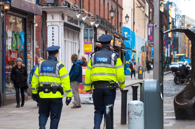 irish-policemen-patrol-temple-bar-in-dublin-city-ireland