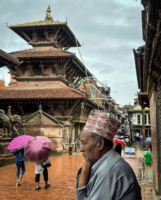 lalitpur-bagmati-nepal-13th-aug-2023-an-elderly-man-rests-at-patan-durbar-square-a-unesco-heritage-site-during-rainfall-in-lalitpur-nepal-on-august-13-2023-credit-image-sunil-sharma