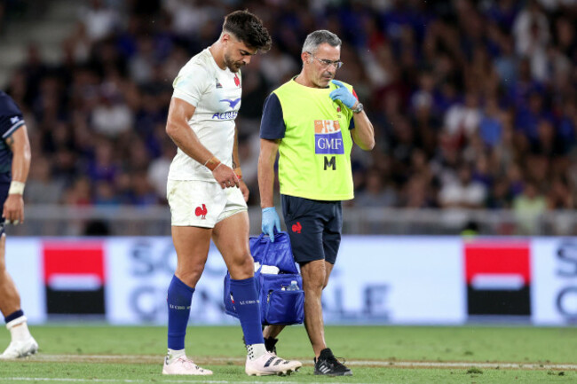 romain-ntamack-leaves-the-game-with-an-injury