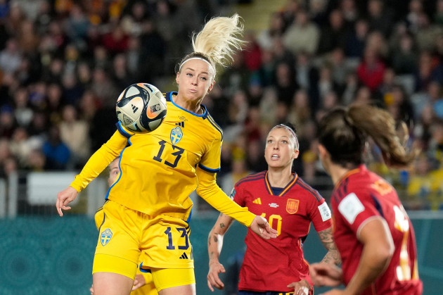 swedens-amanda-ilestedt-left-jumps-for-the-ball-in-front-of-spains-jennifer-hermoso-during-the-womens-world-cup-semifinal-soccer-match-between-sweden-and-spain-at-eden-park-in-auckland-new-zeala