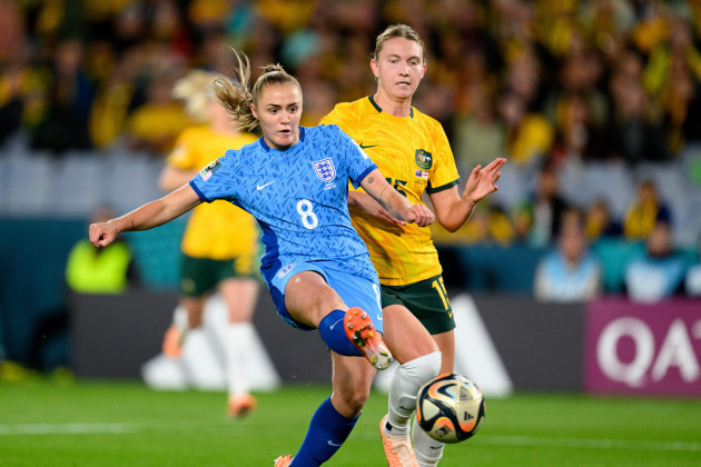 230816-georgia-stanway-of-england-and-clare-hunt-of-australia-during-the-fifa-womens-world-cup-semifinal-between-australia-and-england-on-august-16-2023-in-sydney-photo-mathias-bergeld-bildbyra