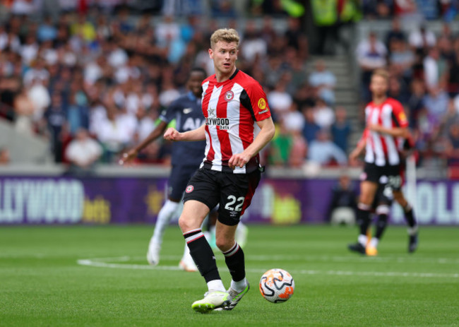 brentford-london-uk-13th-august-2023-gtech-community-stadium-brentford-london-england-premier-league-football-brentford-versus-tottenham-hotspur-nathan-collins-of-brentford-passing-the-ball