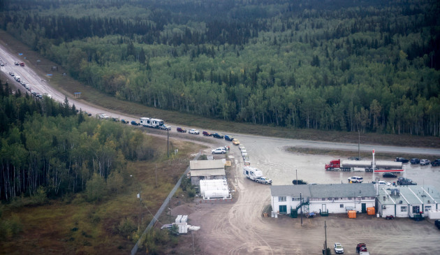 fort-providence-canada-17th-aug-2023-vehicles-line-up-for-fuel-at-fort-providence-n-w-t-on-the-only-road-south-from-yellowknife-thursday-aug-17-2023-credit-the-canadian-pressalamy-live-n