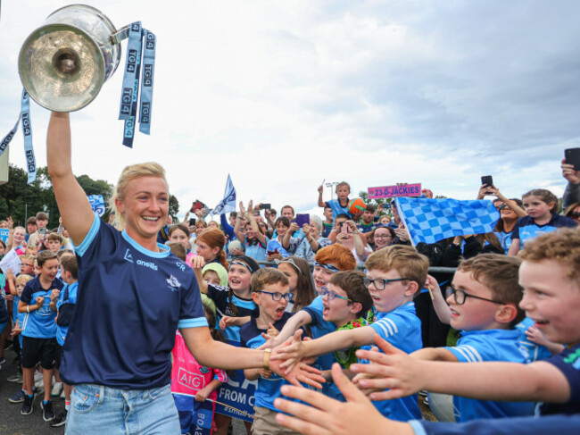 carla-rowe-is-greeted-by-fans-upon-the-teams-arrival
