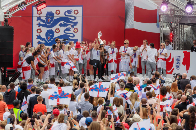 trafalgar-square-london-uk-1st-august-2022-7000-football-fans-gather-in-trafalgar-square-for-a-fan-party-with-englands-lionesses-to-celebrate-their-historic-2-1-victory-over-germany-in-the-uefa-w
