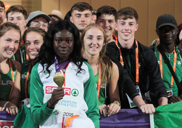 rhasidat-adeleke-with-her-gold-medal-and-teammates