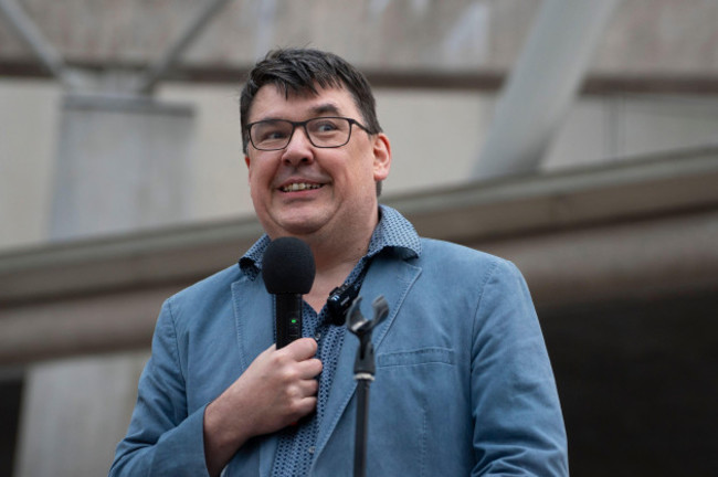 edinburgh-scotland-uk-17th-august-2023-graham-linehan-performs-as-part-of-a-comedy-unleashed-stand-up-show-outside-the-scottish-parliament-in-the-open-air-tonight-after-previous-two-venues-cancell