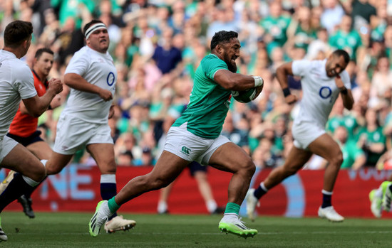 bundee-aki-runs-in-to-score-a-try