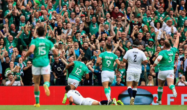 bundee-aki-runs-in-to-score-a-try