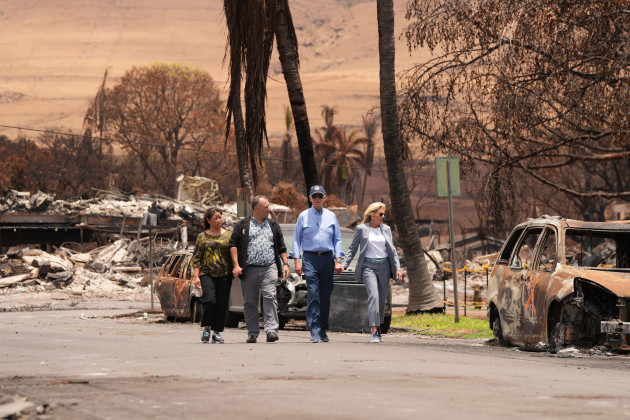 lahaina-united-states-21st-aug-2023-president-joe-biden-accompanied-by-his-wife-first-lady-jill-biden-surveys-the-damage-caused-by-the-wildfires-on-the-hawaiian-island-of-maui-with-hawaii-gov