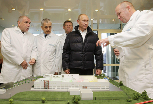 yevgeny-prigozhin-russian-oligarch-and-later-wagner-at-right-in-september-2010-explaining-his-concord-catering-factory-to-russian-president-vladimir-putin-in-black-jacket-watched-by-local-officials