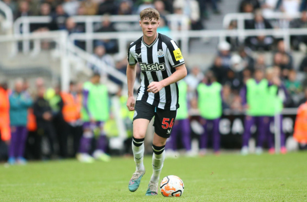 newcastle-uniteds-alex-murphy-during-the-sela-cup-match-between-newcastle-united-and-acf-fiorentina-at-st-jamess-park-newcastle-on-saturday-5th-august-2023-photo-michael-driver-mi-news-credi