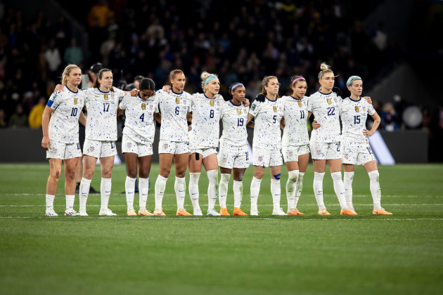 melbourne-melbourne-australia-6th-aug-2023-the-usa-team-waits-to-start-penalty-kicks-after-the-full-time-of-the-2023-fifa-womenas-world-cup-round-of-16-match-against-sweden-at-melbourne-rectangl