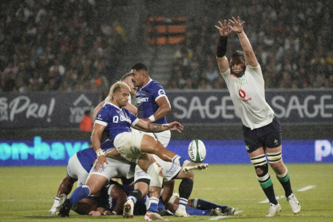 jonathan-taumateine-kicks-under-pressure-from-iain-henderson