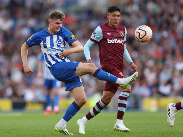 brighton-and-hove-uk-26th-aug-2023-evan-ferguson-of-brighton-and-hove-albion-plays-the-ball-ahead-of-edson-alvarez-of-west-ham-united-during-the-premier-league-match-at-the-amex-stadium-brighton