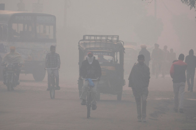 early-morning-commuters-in-hazardous-levels-of-air-pollution-in-amritsar-india