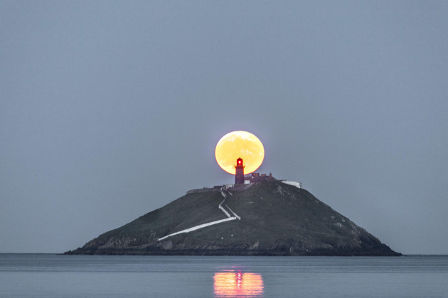 ballycotton-cork-ireland-26th-may-2021-a-full-blood-flower-supermoon-rises-behind-the-lighthouse-at-ballycotton-co-cork-ireland-credit-david-creedon-alamy-live-news